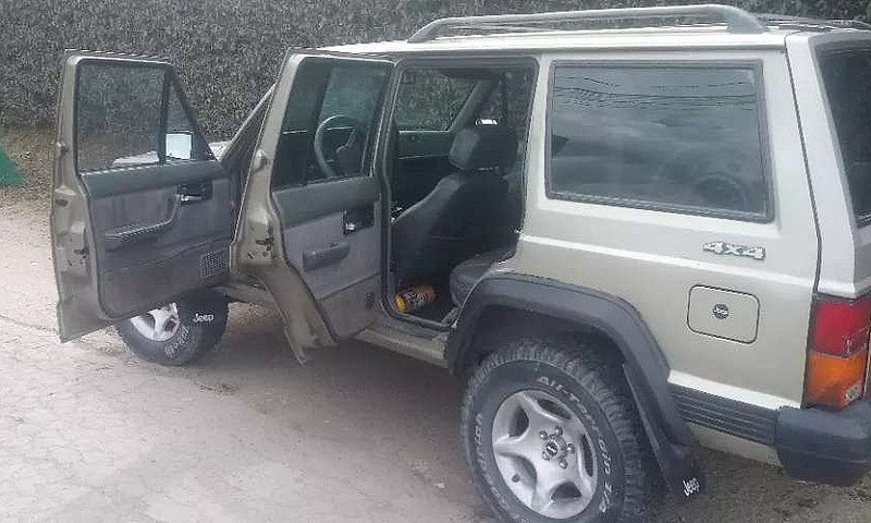 Jeep Cherokee Laredo...