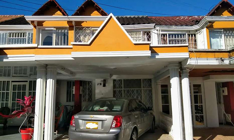 Casa De Dos Pisos En...