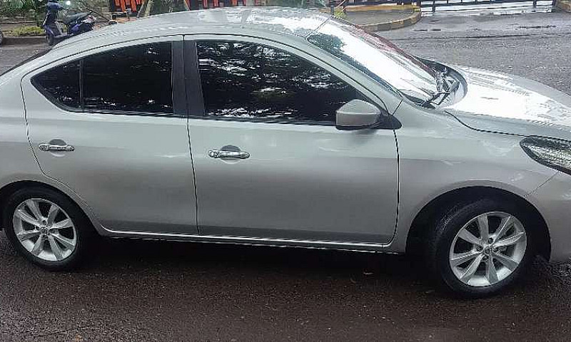 Vendo Nissan Versa P...