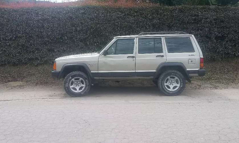 Jeep Cherokee Laredo...