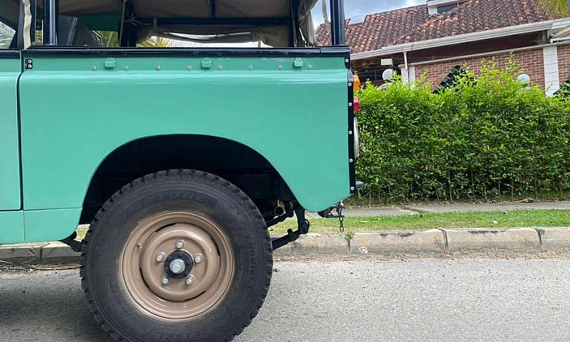 Land Rover Santana 2...