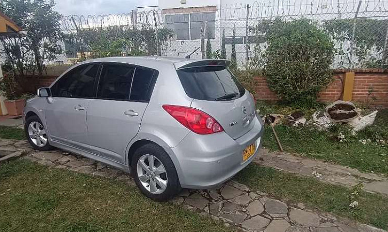 Nissan Tiida Hatchba...