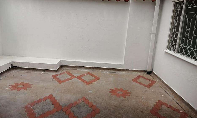 Arriendo Casa Barrio...