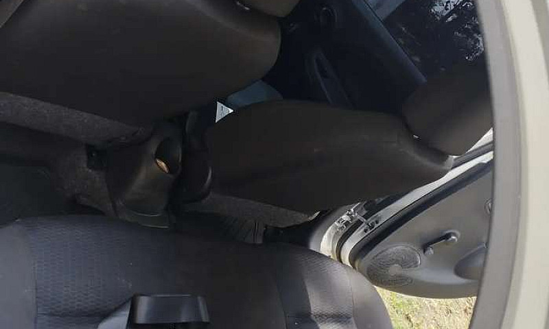 Vendo Nissan March A...