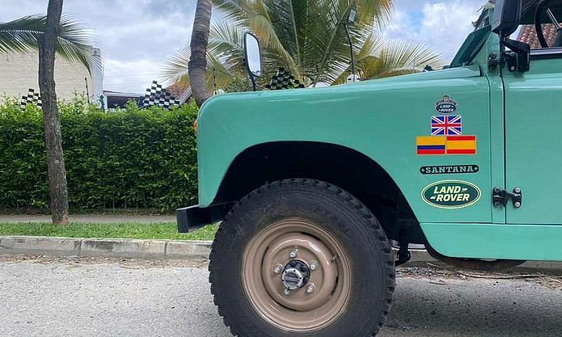 Land Rover Santana 2...