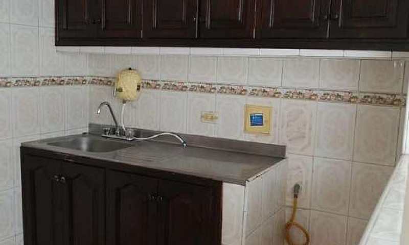 Arriendo Casa Barrio...