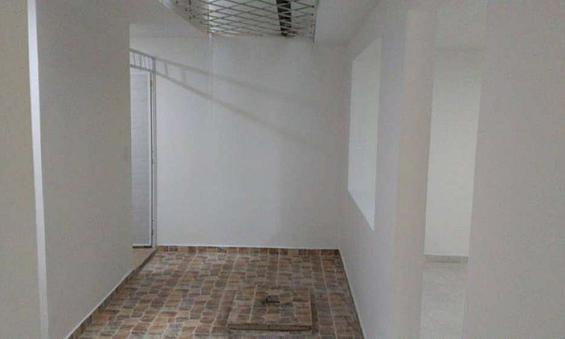 Arriendo Casa Barrio...