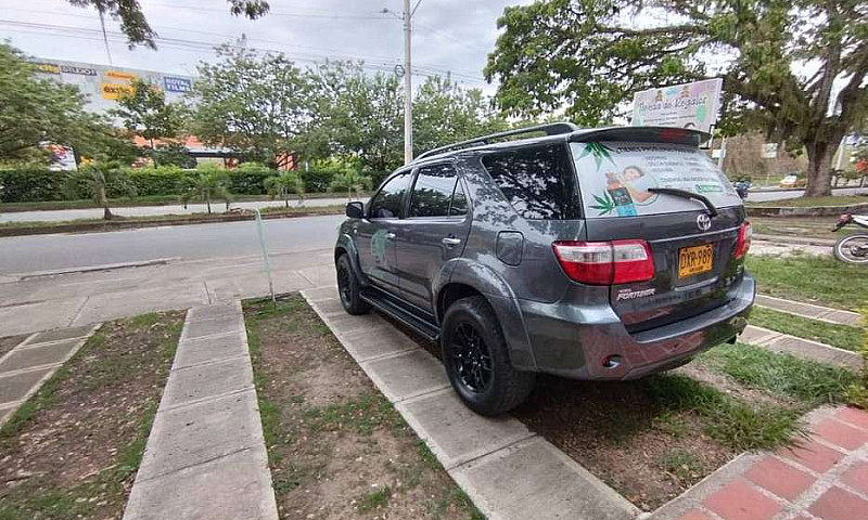 Toyota Fortuner 2.7L...