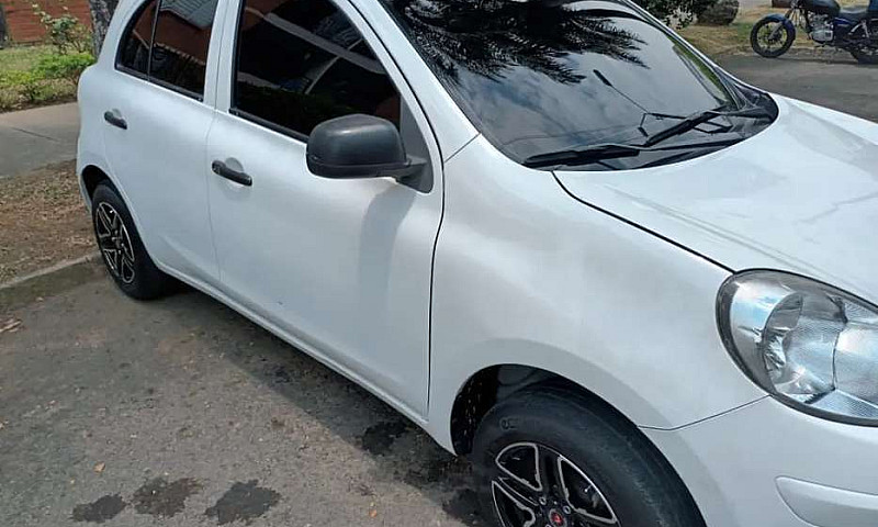 Vendo Nissan March A...