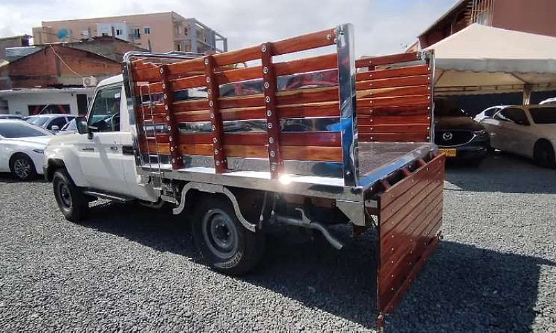 Toyota Lc79 Modelo 2...