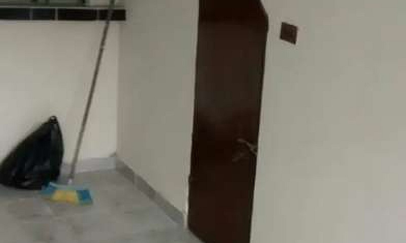 Casa De Dos Pisos...
