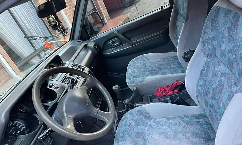 Mitsubishi Montero 2...