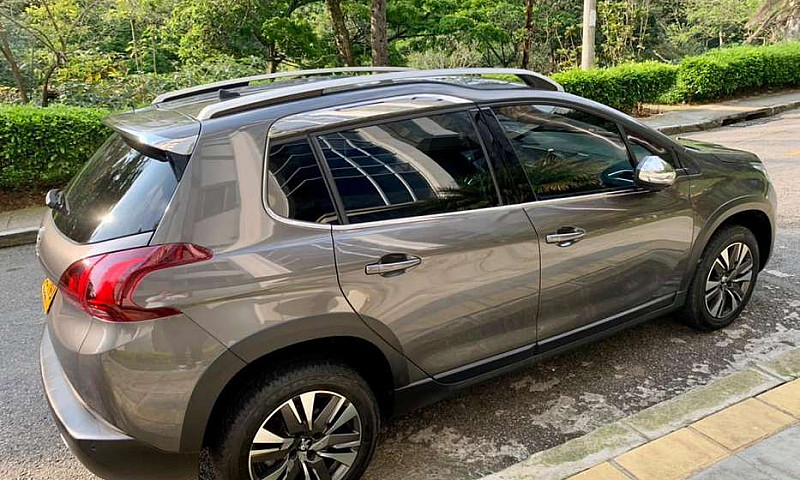 Peugeot 2008 1.2 At...