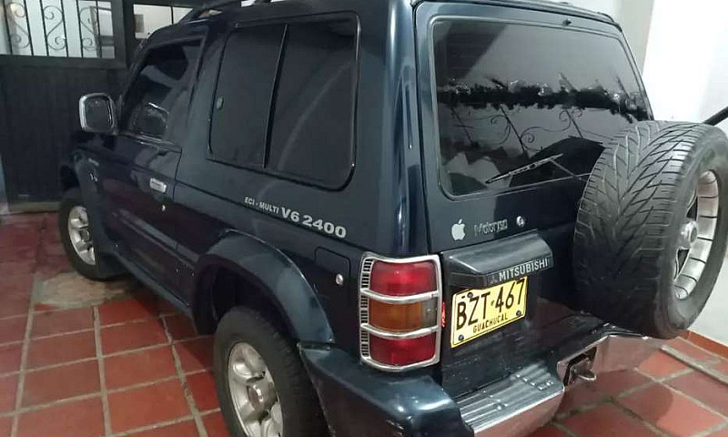 Montero Mitsubishi 2...