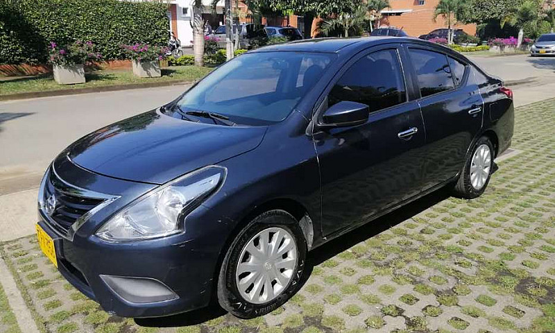 Vendo Nissan Versa 2...