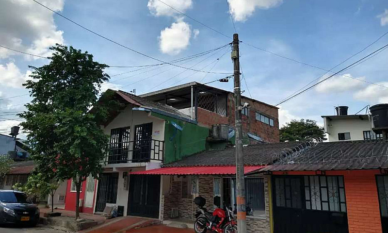 Casa De 3 Pisos A La...