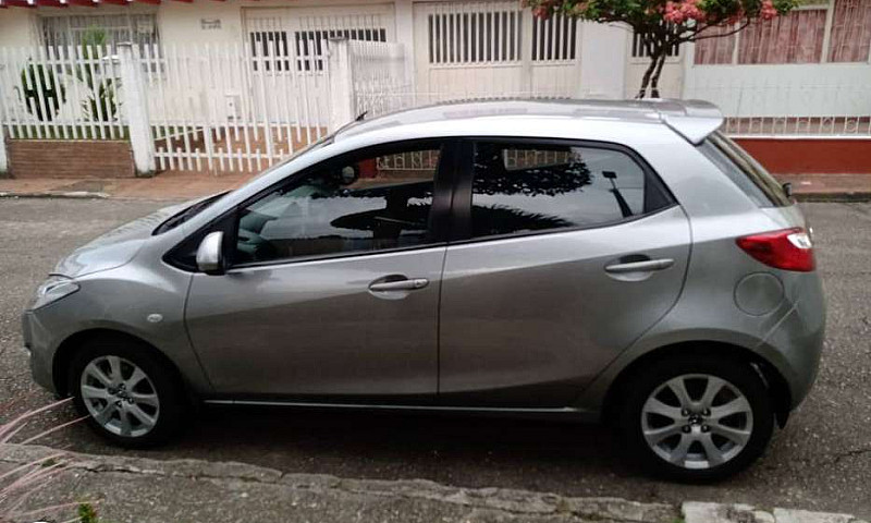 Mazda 2 - Modelo 201...