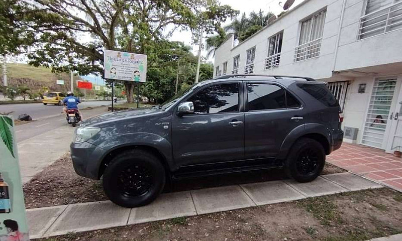 Toyota Fortuner 2.7L...