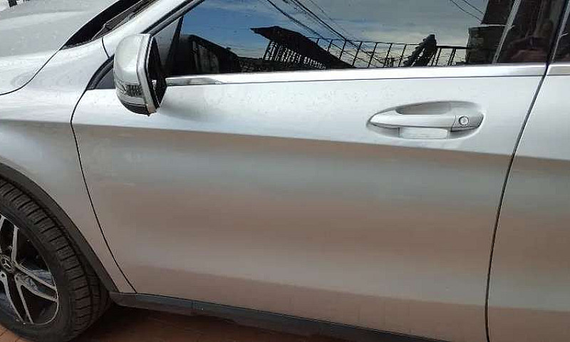 Hermosa Mercedes Gla...