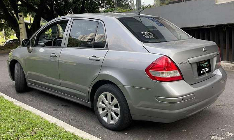 Nissan Tiida Sedan A...