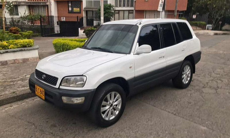 Toyota Rav4. 4X4...