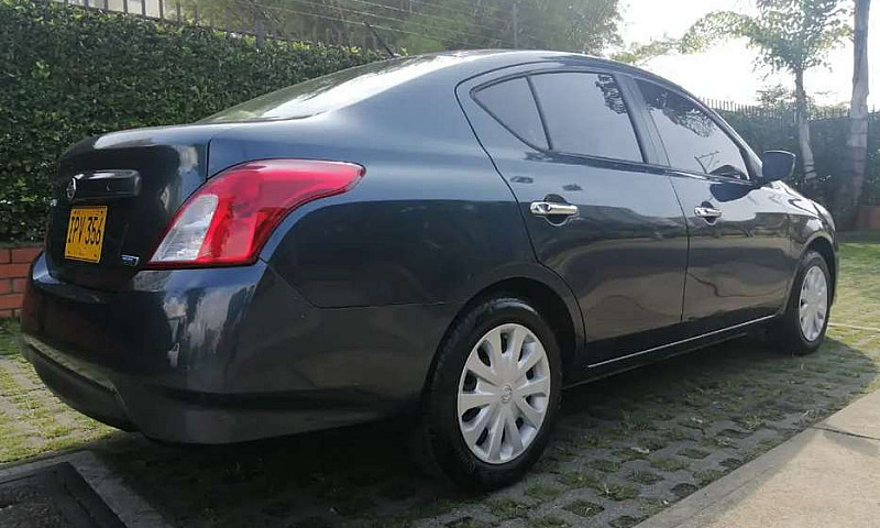 Vendo Nissan Versa 2...