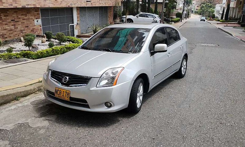 Vendo Nissan Versa 2...