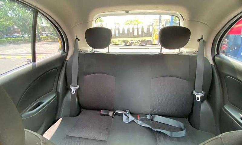 Vendo Nissan March 2...