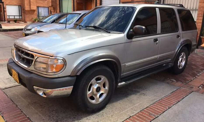 Camioneta Ford Explo...