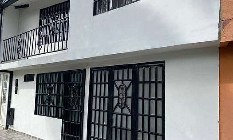 Casa De Dos Pisos To...
