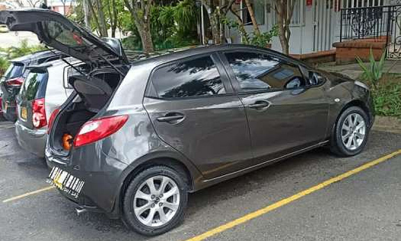 Vendo Mazda 2...