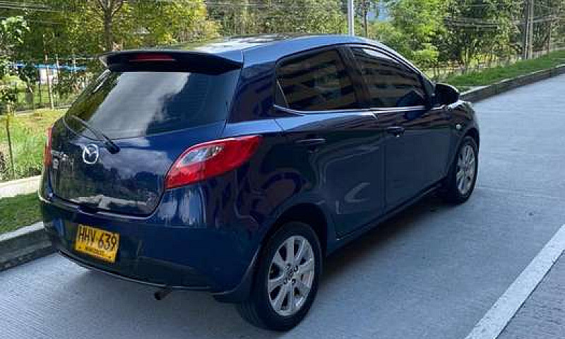Vendo Mazda 2...