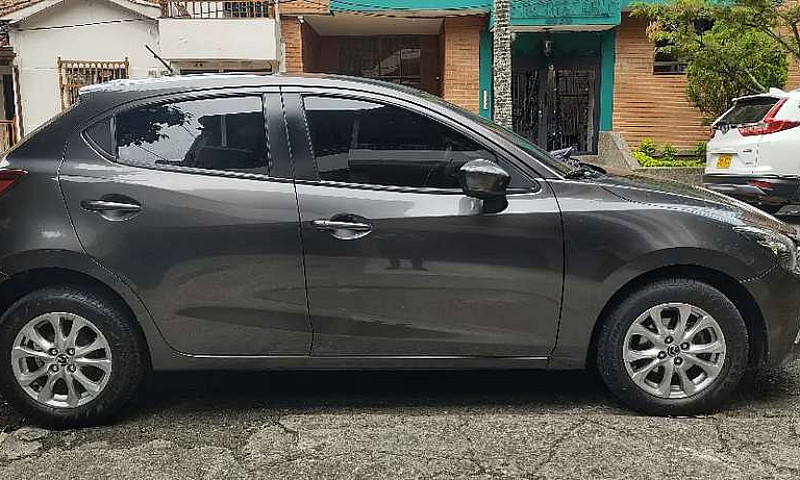 Vendo Mazda 2 Tourin...