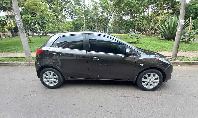 Hermoso Mazda 2 2015...