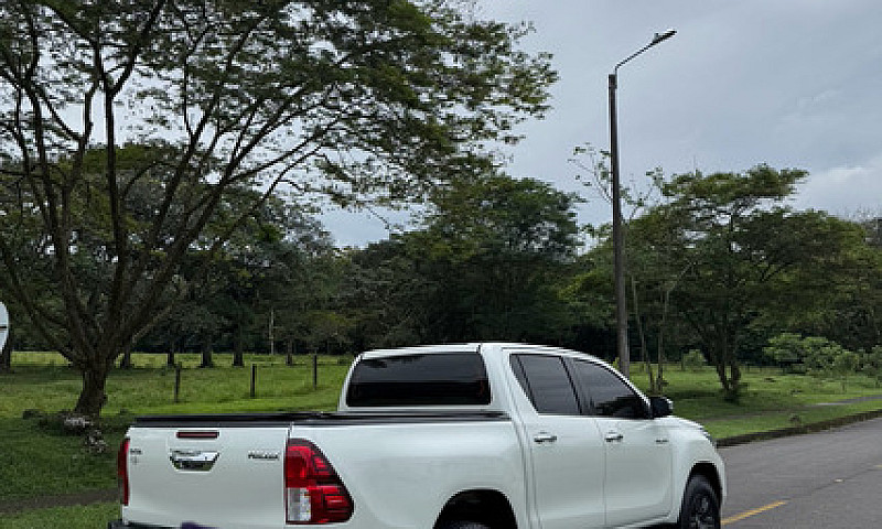 Toyota Hilux 2.4L...