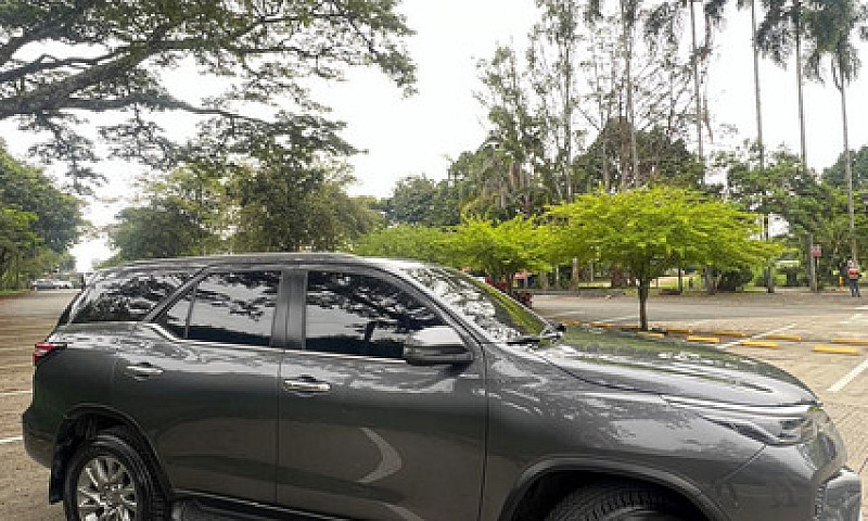 Toyota Fortuner 2.7L...