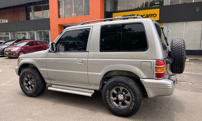 Mitsubishi Montero 3...
