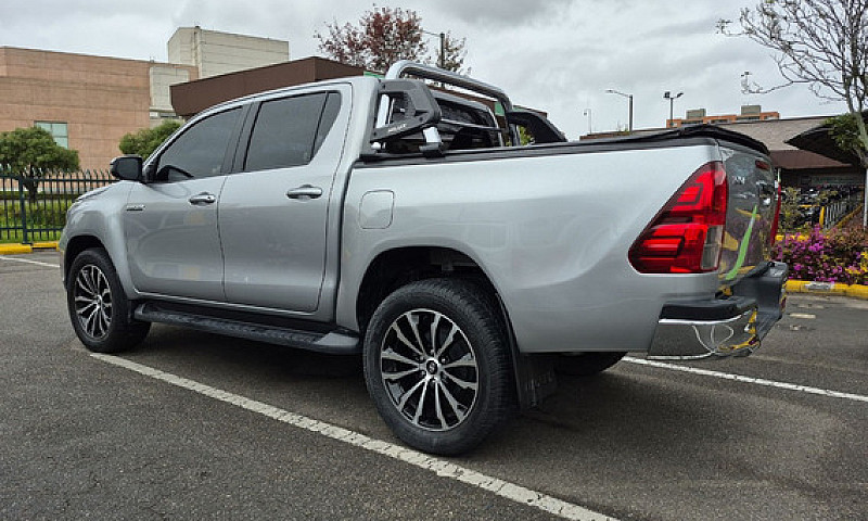 Toyota Hilux 2.8L...