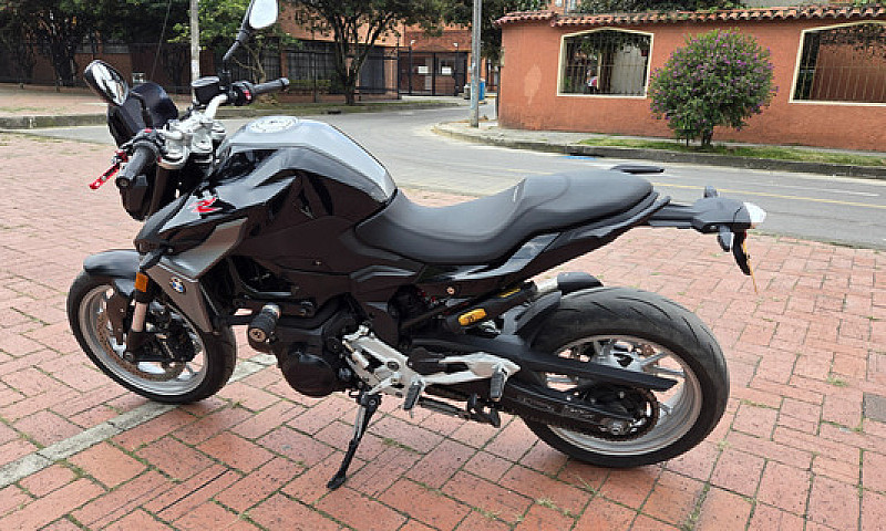 Bmw F900R...