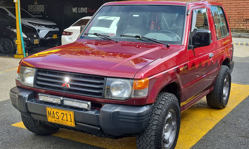 Mitsubishi Montero 2...