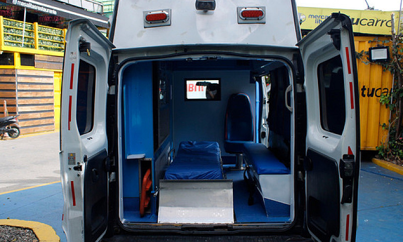 Ambulancia Renault T...