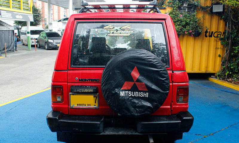 Mitsubishi Montero M...