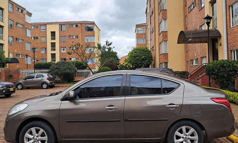 Nissan Versa 1.6 Adv...