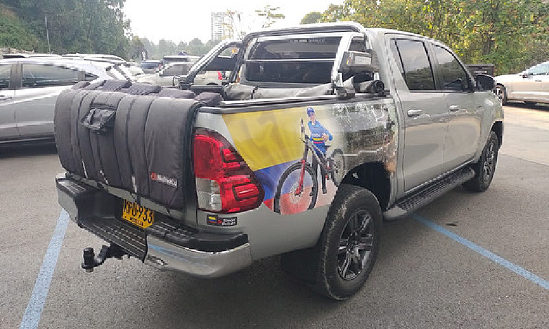 Toyota Hilux 2.4L...