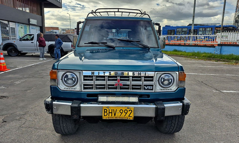 Mitsubishi Montero 3...