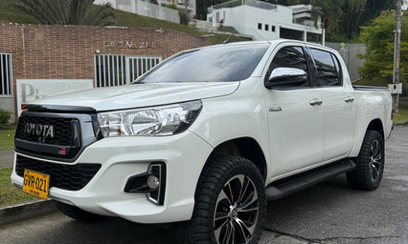 Toyota Hilux 2.8L...