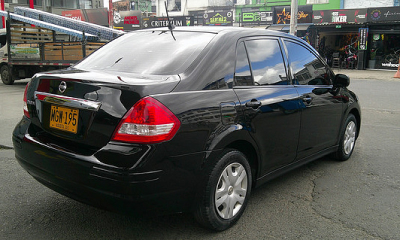 Nissan Tiida 1.8 Vis...
