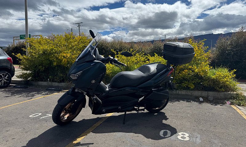 Yamaha X-Max 300...