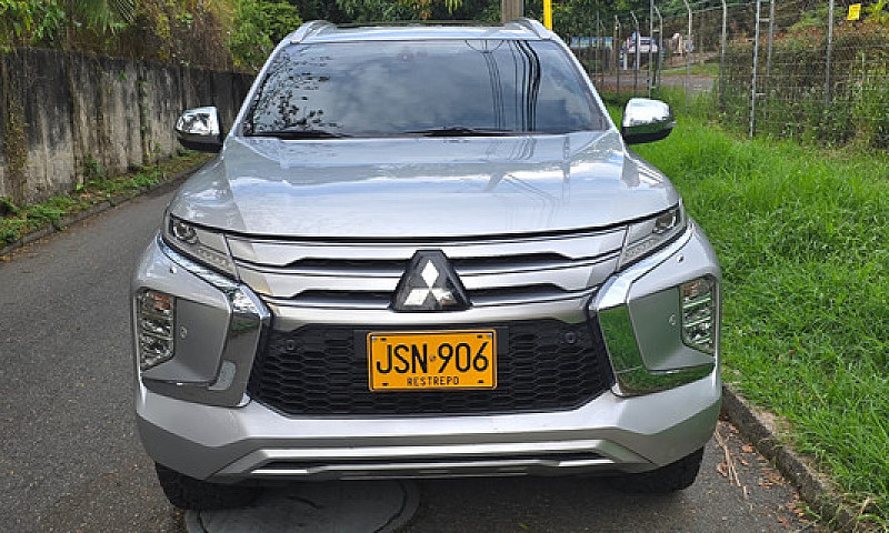 Mitsubishi Montero 2...