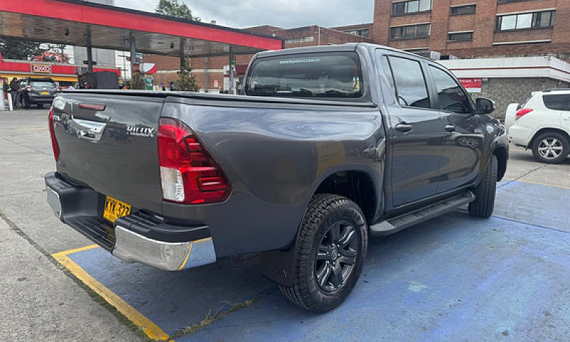 Toyota Hilux 2.4 Mec...